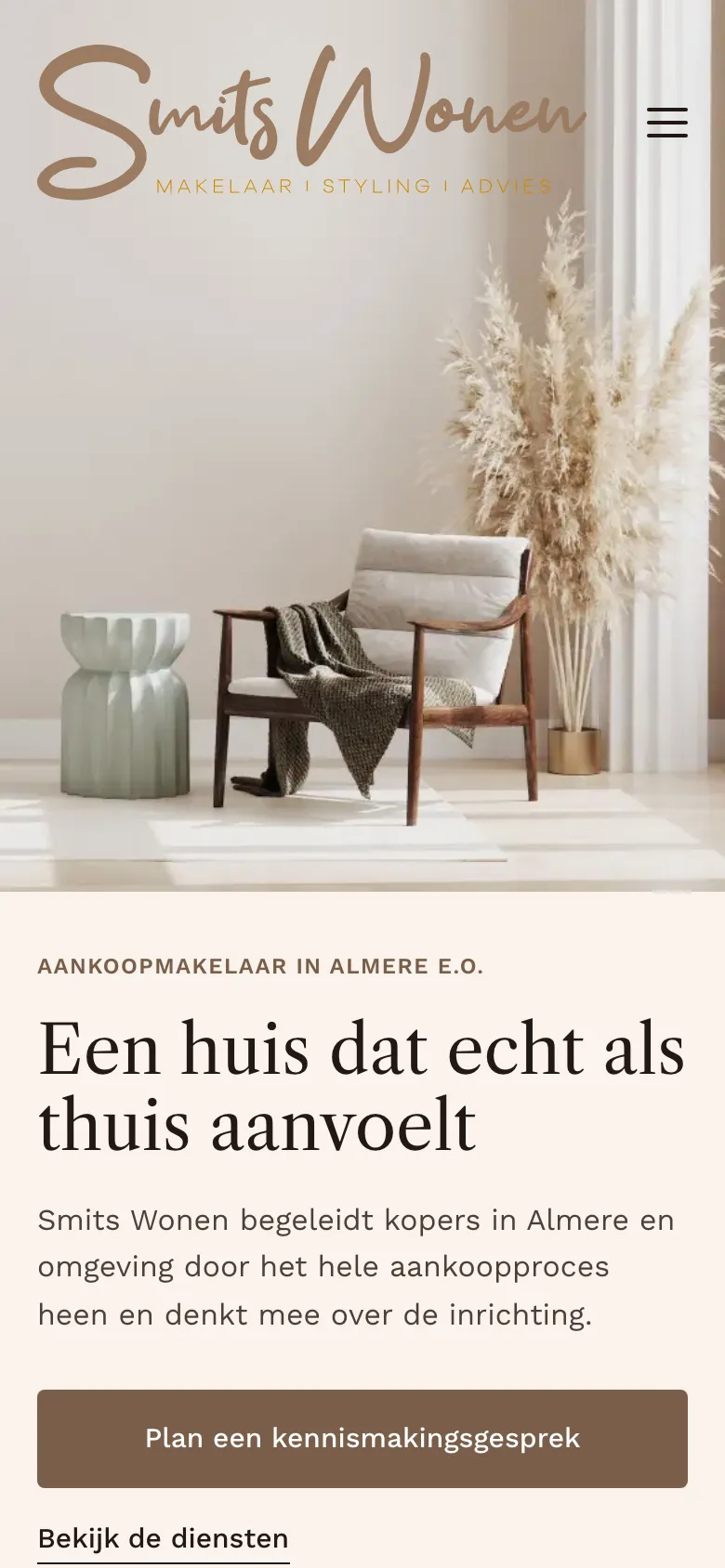 Mobiel: homepage met de knop voor een kennismakingsgesprek.