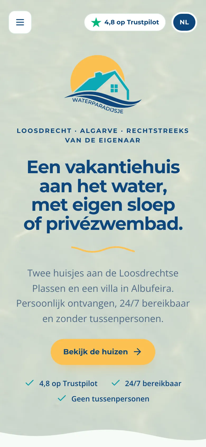 Mobiel: homepage met de drie huizen en de Trustpilot-score.